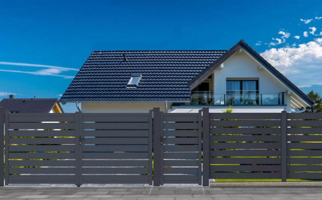 WPC vs. alumínium oszlop: melyik a jobb választás kerítésépítésnél?