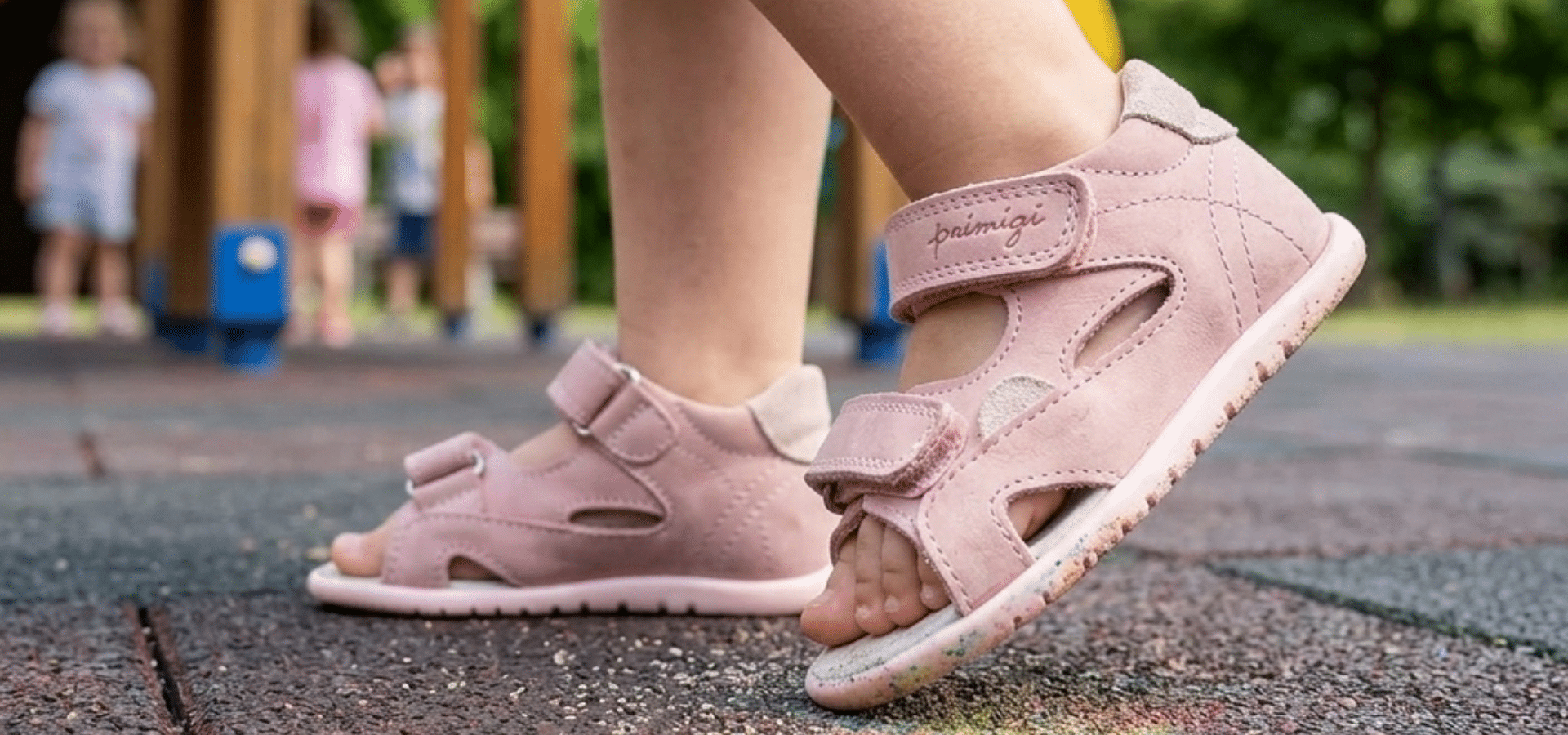 Mi történik a gyerek lábával járás közben?